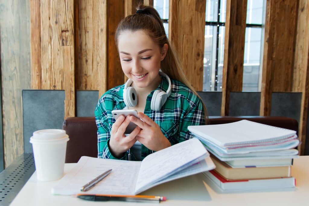 Mujer joven estudiando concentrada