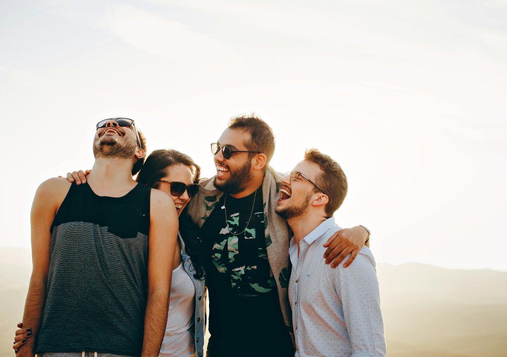 El ambiente positivo con amigos te ayudará a lograr tus objetivos.